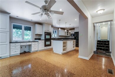 Eat in kitchen, built in desk top and loads of cab