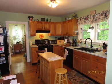 566 Pembroke St, Concord, NH 03301 - photo 3