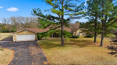 112 N Hillcrest St, Ada, OK 74820 - photo 4