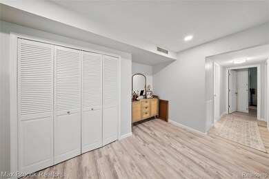 322 Riviera Dr unit 75, Saint Clair Shores, MI 48080 - photo 5