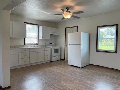 302 W Pleasant St, Churubusco, IN 46723 - photo 6