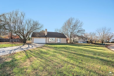 828 Gillespie Dr, Manhattan, KS 66502 - photo 2