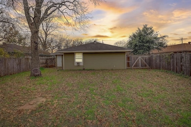 208 N Holloway St, Cleburne, TX 76033 - photo 2