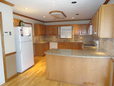 319 Richmond Dr, Jacksonville, NC 28540 - photo 7