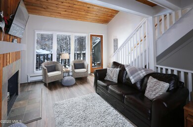 2823_kinnickinnick_6b_living_1