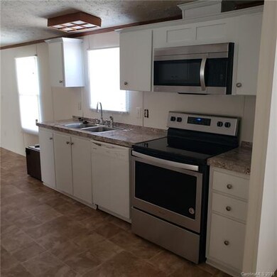 Kitchen: Stove/oven and sink