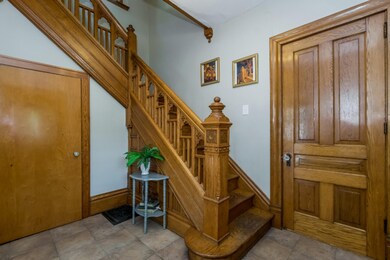 004-Foyer-2836056-medium