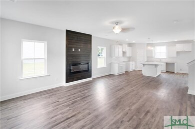 Spacious Family Room with Electric Fireplace - Kit