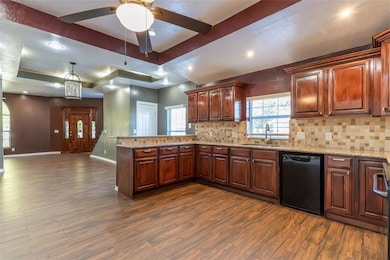 323 N 8th St, Clinton, OK 73601 - photo 3