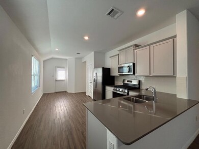 Kitchen with appliances with stainless steel fini