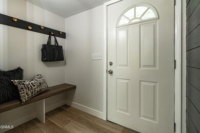 903CrescentLn_0002