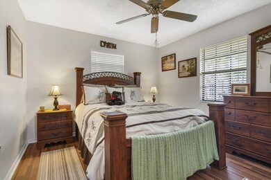 Guest bedroom. Dressed in a neutral décor, ample c