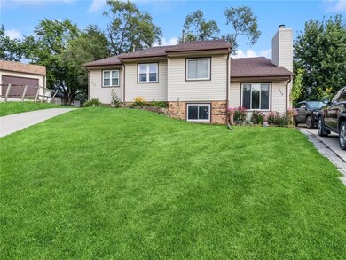 215 E Hughes Cir, Des Moines, IA 50315 - photo 2