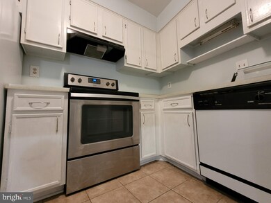 8500 Barrington Ct unit Q, Springfield, VA 22152 - photo 3