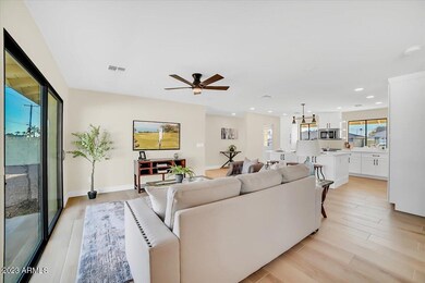 06-8608 E Palm Ln-6