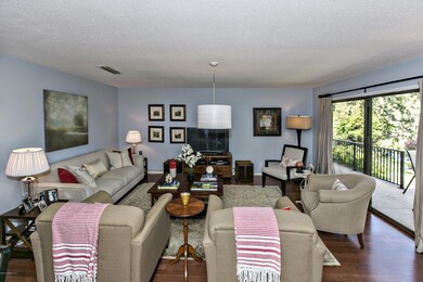 004_Living Room