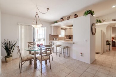 Casual Dining + Breakfast Bar