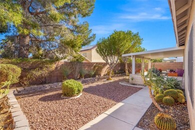 Discover the perfect low-maintenance backyard, des