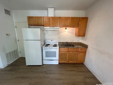 816 Rivas St unit C, San Antonio, TX 78207 - photo 4