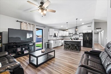 Living & Kitchen 1