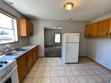 512 W 2nd St S, Newton, IA 50208 - photo 3