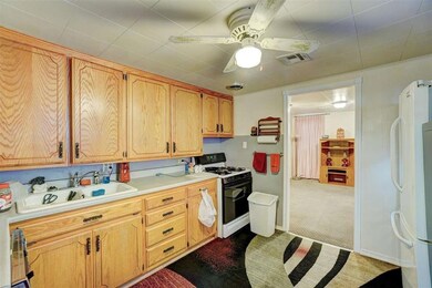 109 W East Ave, Cache, OK 73527 - photo 7