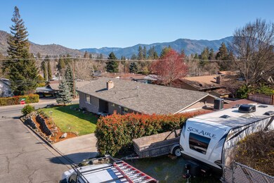 903 NW Hewitt Ln, Grants Pass, OR 97526 - photo 2