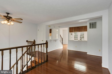 1612 Fieldthorn Dr, Reston, VA 20194 - photo 5