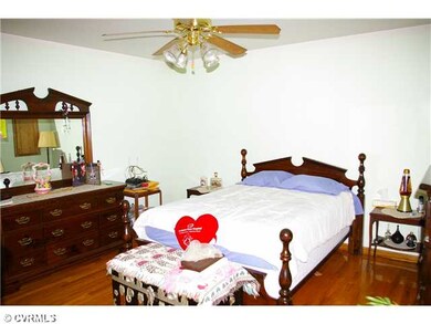 Bedroom - Master Bedroom with full tub and shower 