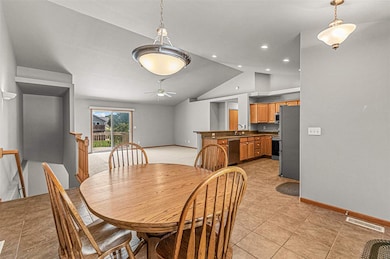 3421 Banar Dr SW unit B, Cedar Rapids, IA 52404 - photo 4