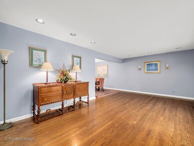 639 S Hillcrest Ave, Elmhurst, IL 60126 - photo 3