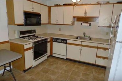 64 Tennis Plaza Rd unit 14, Dracut, MA 01826 - photo 3