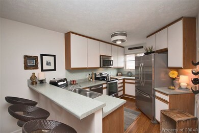 Open Kitchen with breakfast bar & stainless steel