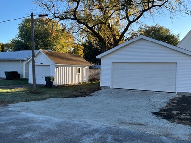 195 W 3rd Ave, Clifton, IL 60927 - photo 5