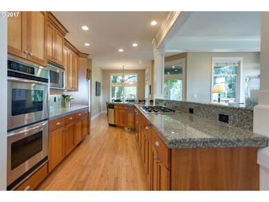 Kitchen-Breakfast Bar