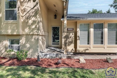 4828 SW Cochise Ave, Topeka, KS 66614 - photo 3