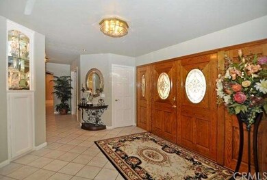 FRONT FOYER W/ART NICHE, DOUBLE DOOR ENTRY W/SIDEL