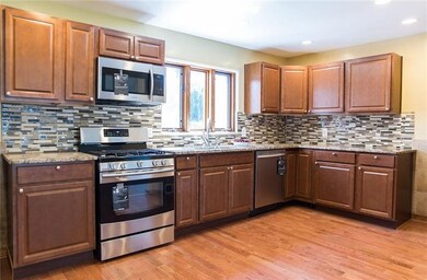 Beautiful kitchen: hardwood floor, recessed lights