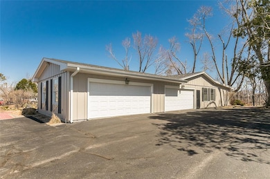 2915 Indian Hill Rd SE, Cedar Rapids, IA 52403 - photo 2