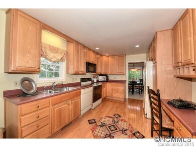 106 Thistle Knoll Ct unit 10, Asheville, NC 28803 - photo 3