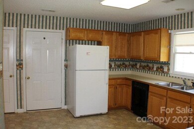 1002 Hidden Creek Cir, Salisbury, NC 28147 - photo 6