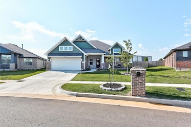 Craftsman house featuring a garage and a front lawn