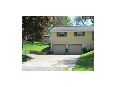 WOw huge driveway and lots of parking!