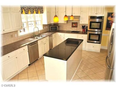 Kitchen - Large Granite & Stainless Kitchen