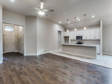 637 Vaquero St, White Settlement, TX 76108 - photo 4