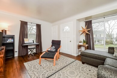 005-Living_Room-2554992-large