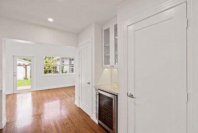 Wine bar/Storage