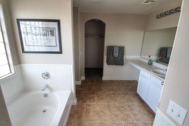 12994 Primrose Spacious Master W: Separa