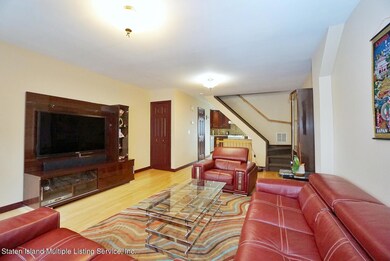 (5) LIVING ROOM
