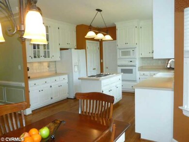 Kitchen - Beautiful large kitchen with hardwood fl